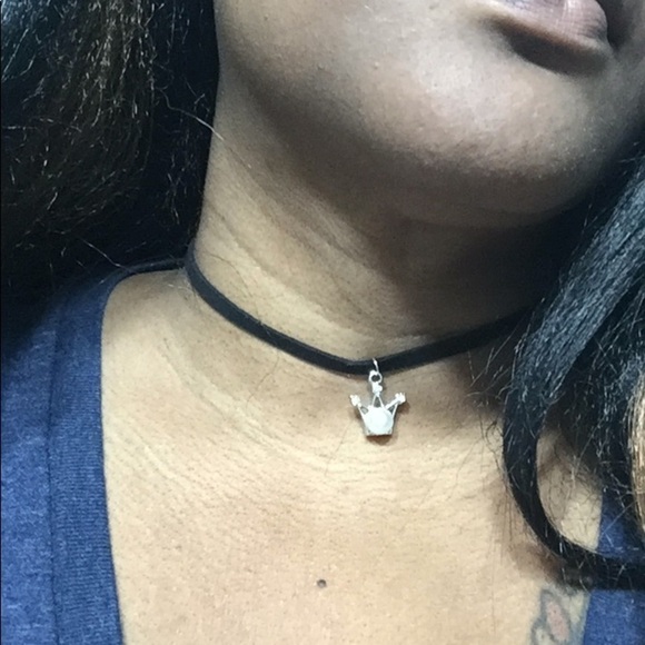 Black Velvet Crown Choker - Picture 2 of 9
